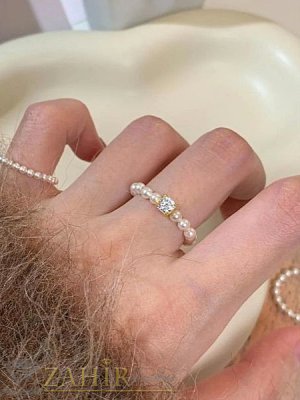 Много нежен  ръчно изработен ластичен пръстен от естествени бели перли 3 мм мънисто и кристал в златист стоманен обков - P1649